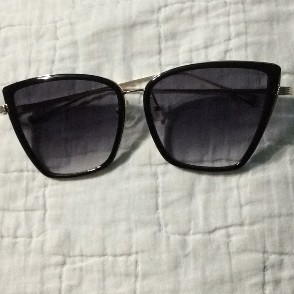 Black and gold cat eye sunglasses. H75
